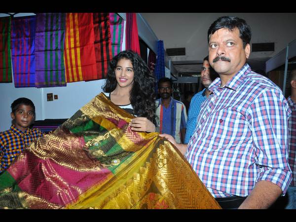  'డాజ్లింగ్ ఫ్యాషన్' పాల్గొన్న నటి దక్ష నగర్కర్