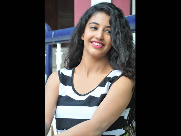  'డాజ్లింగ్ ఫ్యాషన్' పాల్గొన్న నటి దక్ష నగర్కర్