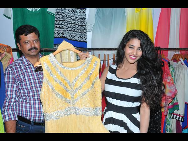  'డాజ్లింగ్ ఫ్యాషన్' పాల్గొన్న నటి దక్ష నగర్కర్