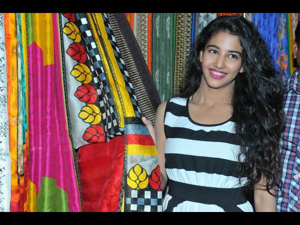  'డాజ్లింగ్ ఫ్యాషన్' పాల్గొన్న నటి దక్ష నగర్కర్