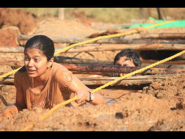  సరదాగా బురదలో జంపింగ్ జపాంగ్‌లు