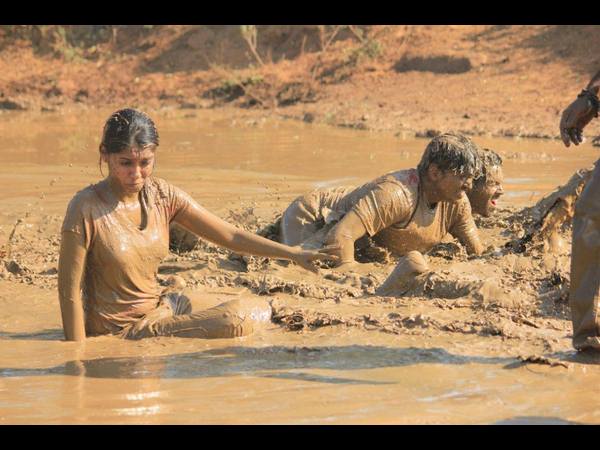  సరదాగా బురదలో జంపింగ్ జపాంగ్‌లు