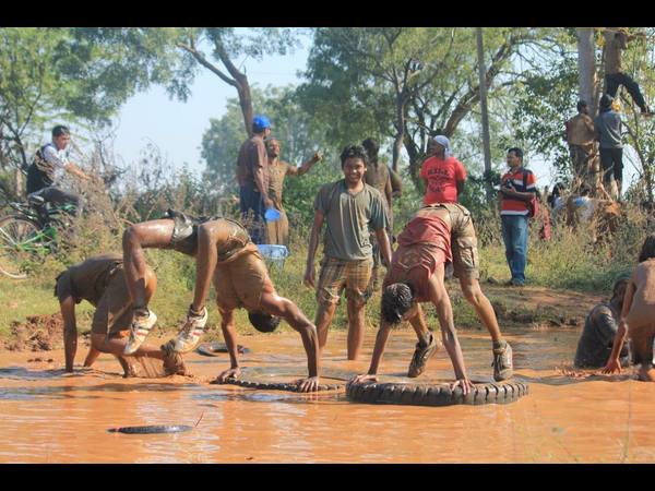  సరదాగా బురదలో జంపింగ్ జపాంగ్‌లు