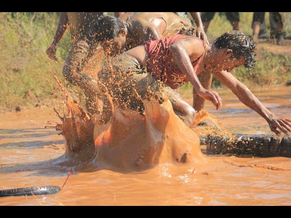 సరదాగా బురదలో జంపింగ్ జపాంగ్‌లు