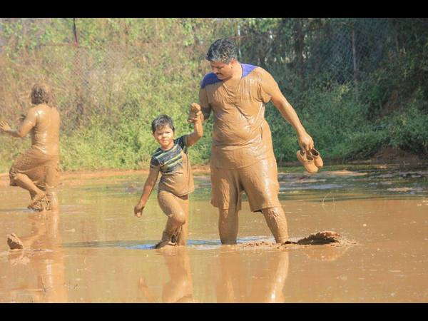  సరదాగా బురదలో జంపింగ్ జపాంగ్‌లు