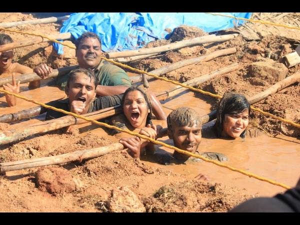  సరదాగా బురదలో జంపింగ్ జపాంగ్‌లు