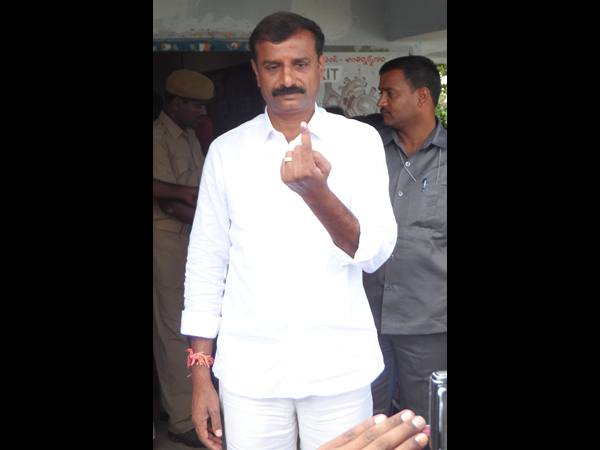 ఓటేసిన కేసీఆర్, చూపించిన హరీష్ భార్య (పిక్చర్స్)