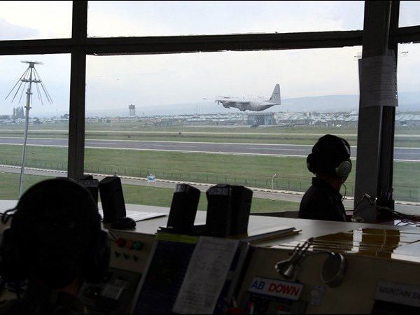 వరద బాధితుల కోసం రేయింబవళ్లు శ్రమిస్తున్నఎయిర్ ఫోర్స్ అధికారులు