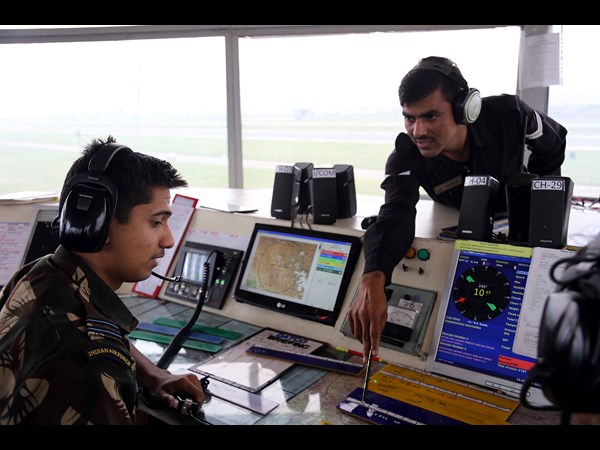 వరద బాధితుల కోసం రేయింబవళ్లు శ్రమిస్తున్నఎయిర్ ఫోర్స్ అధికారులు