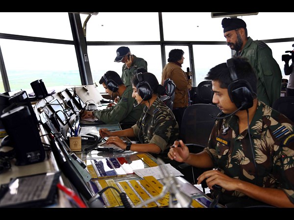  వరద బాధితుల కోసం రేయింబవళ్లు శ్రమిస్తున్నఎయిర్ ఫోర్స్ అధికారులు