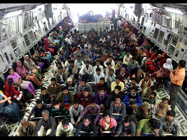 వరద బాధితుల కోసం రేయింబవళ్లు శ్రమిస్తున్నఎయిర్ ఫోర్స్ అధికారులు