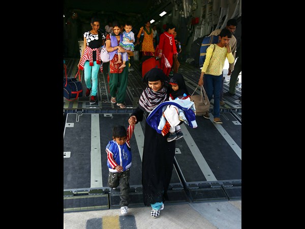 వరద బాధితుల కోసం రేయింబవళ్లు శ్రమిస్తున్నఎయిర్ ఫోర్స్ అధికారులు