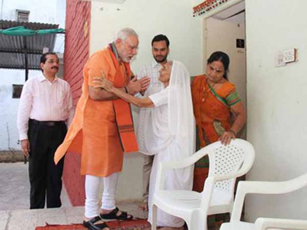  తల్లి హీరాబెన్ ఆశీర్వాదం తీసుకున్న ప్రధాని మోడీ