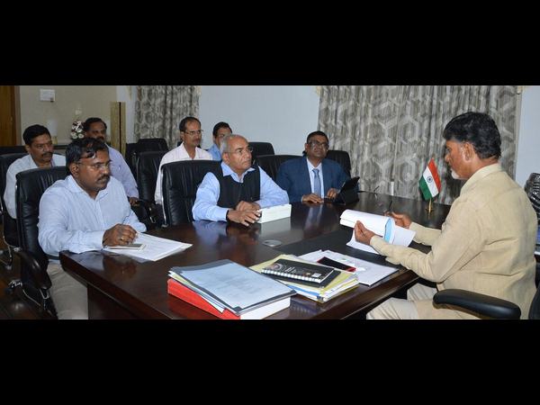 కేసీఆర్ ఇస్తే, బాబు తీసుకున్నారు, చెక్కు..!( పిక్చర్స్)