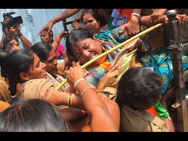 మహిళల అరెస్టు