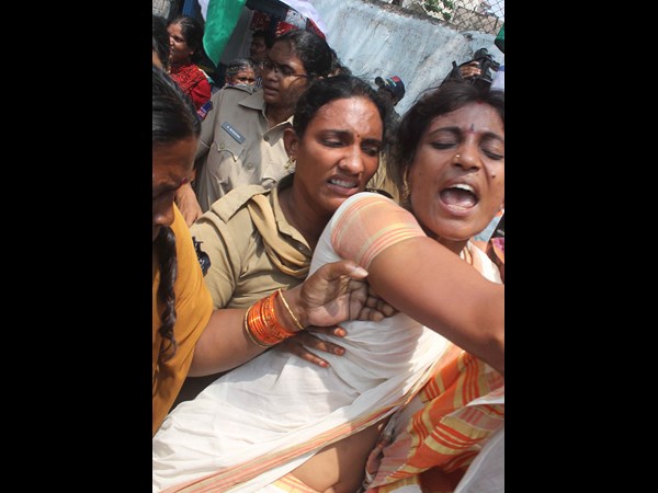 మహిళలను అరెస్టు చేస్తూ..