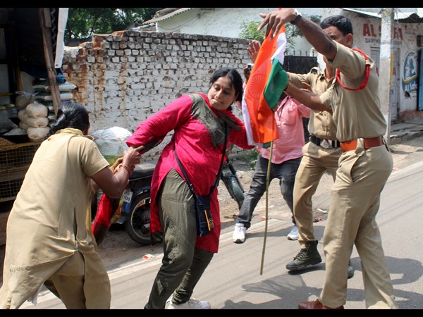 ఓ మహిళా కార్యకర్తను ఇలా..