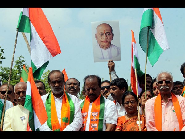 బిజెపి నేతలు ఇలా..