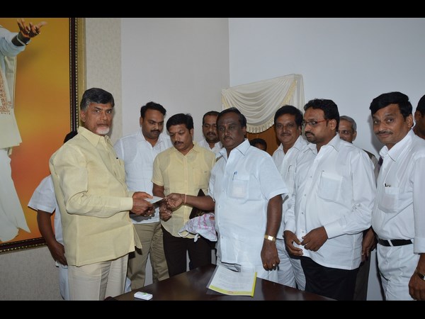 చంద్రబాబుతో శ్రీ వెంకటేశ్వర దుకాణ సముదాయాల సంఘం