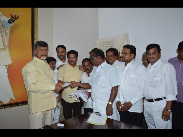  చంద్రబాబుతో శ్రీ వెంకటేశ్వర దుకాణ సముదాయాల సంఘం