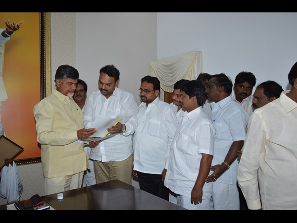  చంద్రబాబుతో శ్రీ వెంకటేశ్వర దుకాణ సముదాయాల సంఘం