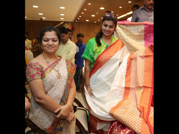 చీరెలను చూస్తూ పింకీ రెడ్డి