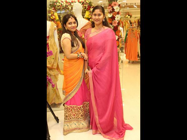 చీరెలో మెరిసిపోతూ...