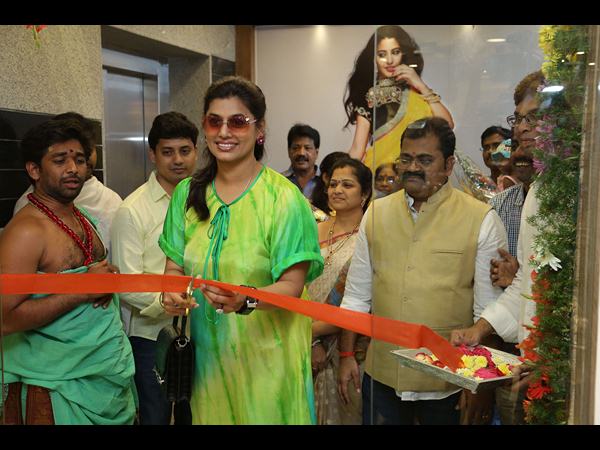 స్టోర్‌ను ప్రారంభిస్తూ...