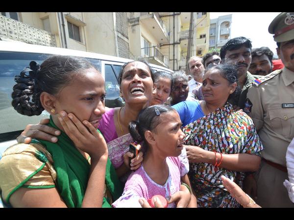 కుటుంబసభ్యుల రోదనలు