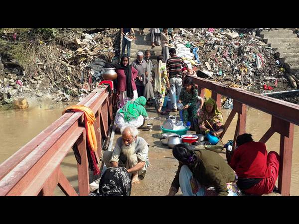  నీళ్లలోనే కార్లు, తాగే నీటి కోసం కష్టాలు 