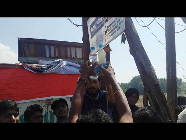  నీళ్లలోనే కార్లు, తాగే నీటి కోసం కష్టాలు 