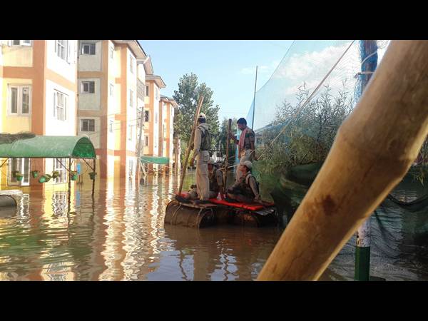  నీళ్లలోనే కార్లు, తాగే నీటి కోసం కష్టాలు 