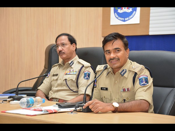 హిందూ, ముస్లిం మత పెద్దలతో కమీషనర్ సివి. ఆనంద్