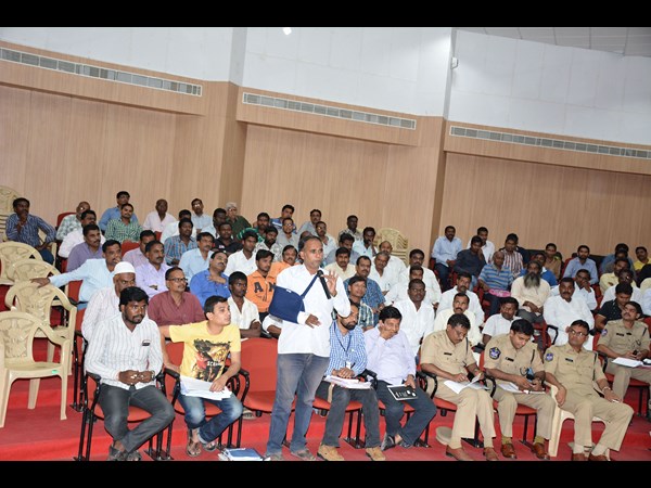  హిందూ, ముస్లిం మత పెద్దలతో కమీషనర్ సివి. ఆనంద్