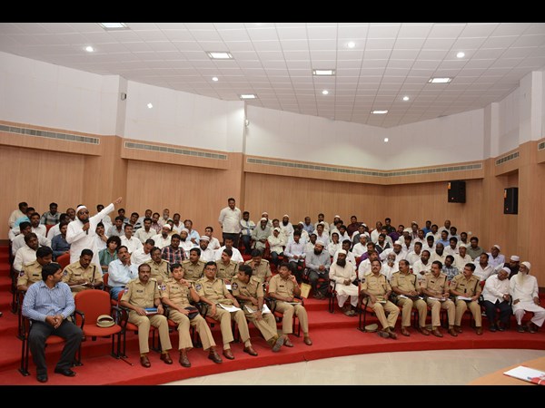  హిందూ, ముస్లిం మత పెద్దలతో కమీషనర్ సివి. ఆనంద్