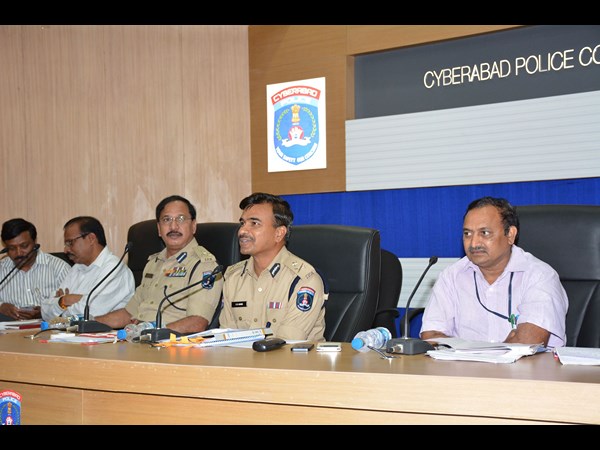  హిందూ, ముస్లిం మత పెద్దలతో కమీషనర్ సివి. ఆనంద్