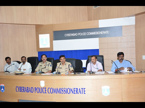 హిందూ, ముస్లిం మత పెద్దలతో కమీషనర్ సివి. ఆనంద్