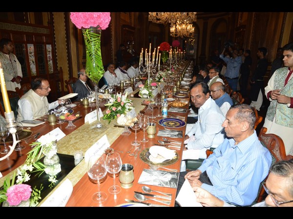 విందులో గవర్నర్, సిఎం ఇలా..