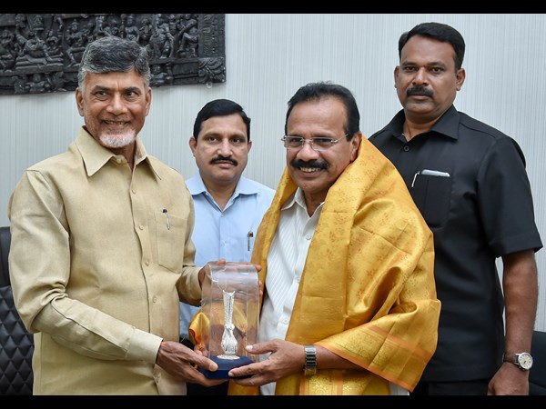 గౌడకు బాబు కానుక
