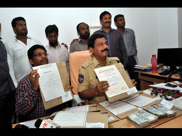 నకిలీ సర్టిఫికెట్ల ముఠా