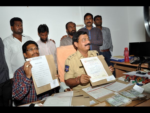 నకిలీ సర్టిఫికెట్ల ముఠా