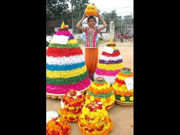 బతుకమ్మతో చిన్నారి