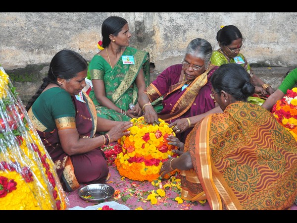 రూపొందిస్తూ..