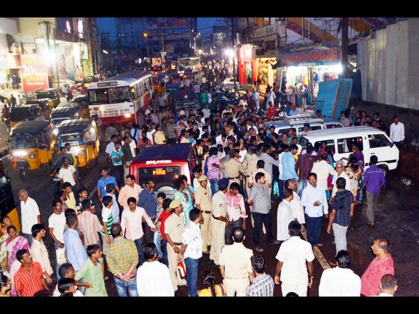 ఘటనా స్థలంలో జనం