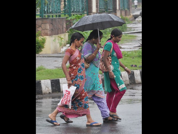 గొడుగులతో యువతులు..