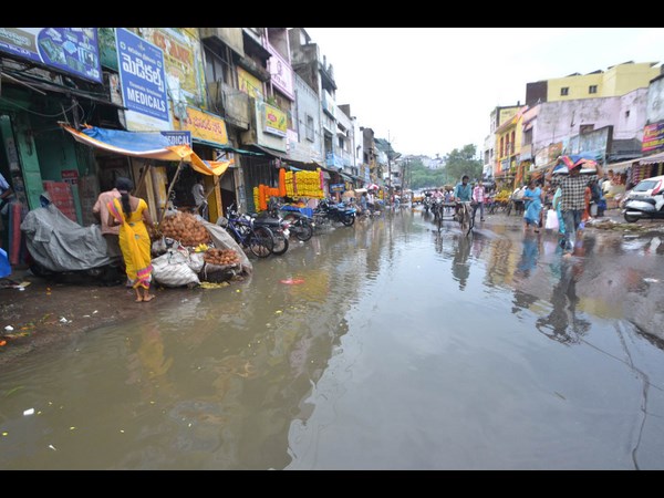 ఆరు బయట వ్యాపారాలు బంద్ 