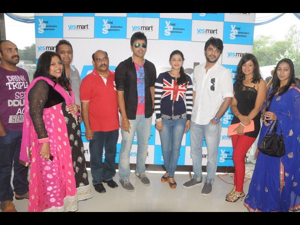 నటీ, నటుల చేతుల మీదుగా యస్‌మార్ట్ ప్రారంభోత్సవం