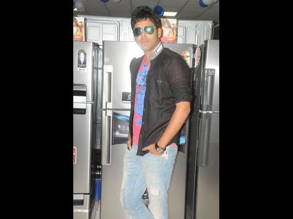  నటీ, నటుల చేతుల మీదుగా యస్‌మార్ట్ ప్రారంభోత్సవం 