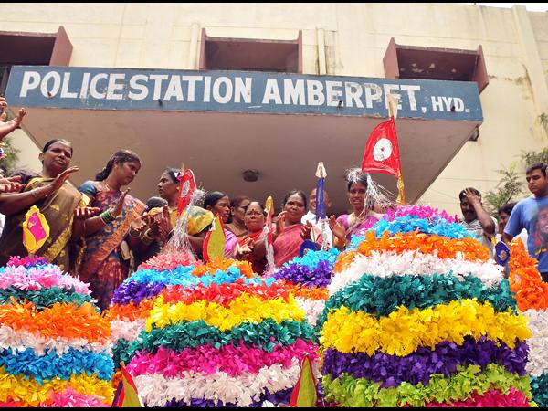  బతుకమ్మ కుంటను రక్షించాలంటూ ధర్మా చేస్తున్న విహెచ్