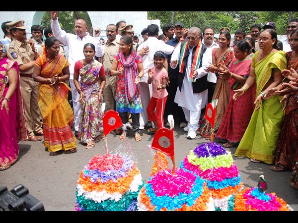  బతుకమ్మ కుంటను రక్షించాలంటూ ధర్మా చేస్తున్న విహెచ్